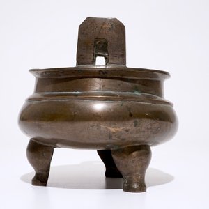 A large Chinese bronze tripod "Ding" vessel, Ming — 照片 3