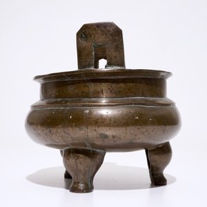 A large Chinese bronze tripod "Ding" vessel, Ming — 照片 5