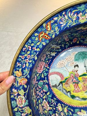 A large Chinese Canton enamel basin and jug with narrative design, early 19th C. — photo 19
