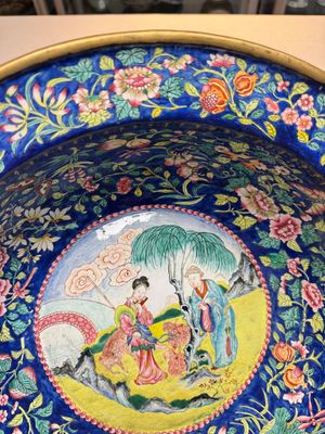 A large Chinese Canton enamel basin and jug with narrative design, early 19th C. — photo 20
