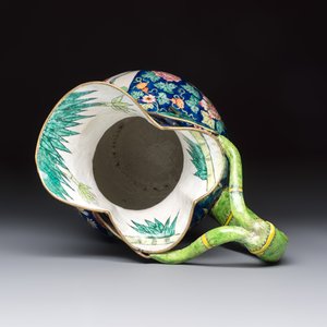 A large Chinese Canton enamel basin and jug with narrative design, early 19th C. — photo 12