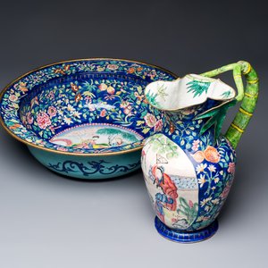 A large Chinese Canton enamel basin and jug with narrative design, early 19th C. — photo 2