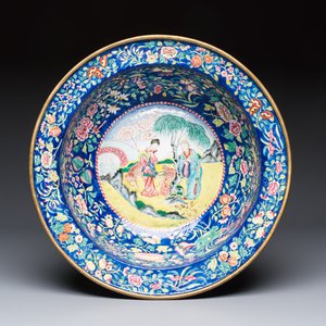 A large Chinese Canton enamel basin and jug with narrative design, early 19th C. — photo 3