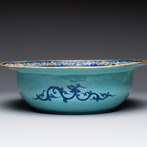 A large Chinese Canton enamel basin and jug with narrative design, early 19th C. — photo 4