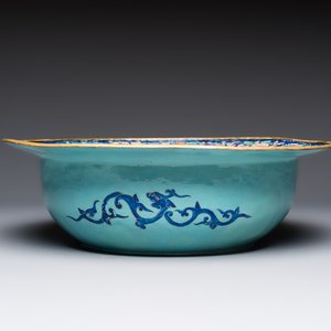 A large Chinese Canton enamel basin and jug with narrative design, early 19th C. — photo 5