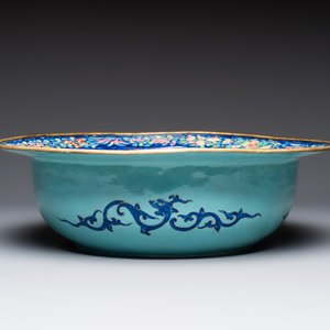 A large Chinese Canton enamel basin and jug with narrative design, early 19th C. — photo 6