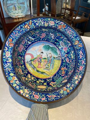 A large Chinese Canton enamel basin with figures in a landscape, Jiaqing — foto 1