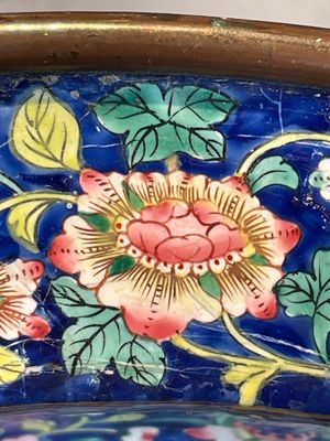 A large Chinese Canton enamel basin with figures in a landscape, Jiaqing — foto 5