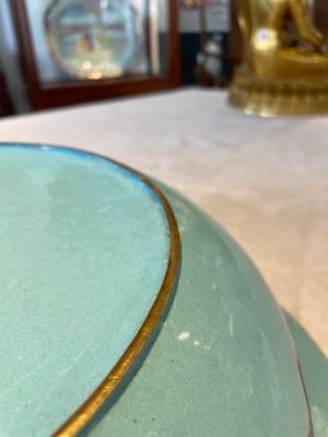 A large Chinese Canton enamel basin with figures in a landscape, Jiaqing — foto 8