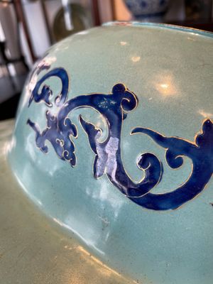 A large Chinese Canton enamel basin with figures in a landscape, Jiaqing — foto 9