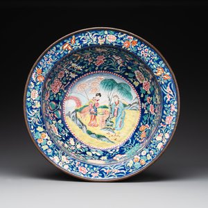 A large Chinese Canton enamel basin with figures in a landscape, Jiaqing — foto 1