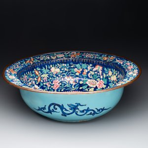 A large Chinese Canton enamel basin with figures in a landscape, Jiaqing — foto 2