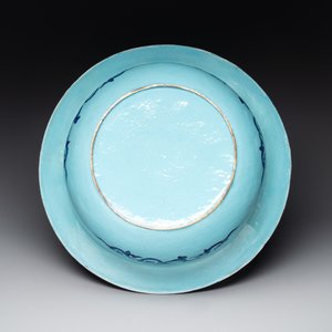 A large Chinese Canton enamel basin with figures in a landscape, Jiaqing — foto 3