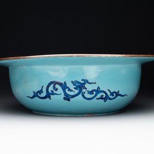 A large Chinese Canton enamel basin with figures in a landscape, Jiaqing — foto 4