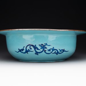 A large Chinese Canton enamel basin with figures in a landscape, Jiaqing — foto 5