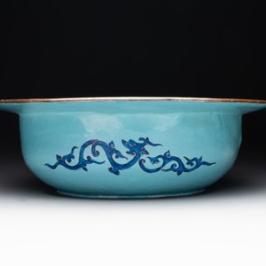 A large Chinese Canton enamel basin with figures in a landscape, Jiaqing — foto 6