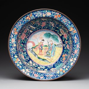 A large Chinese Canton enamel basin with figures in a landscape — foto 1