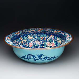 A large Chinese Canton enamel basin with figures in a landscape — foto 2
