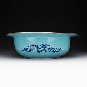 A large Chinese Canton enamel basin with figures in a landscape — foto 4