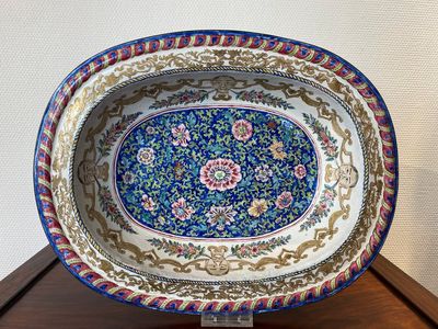A large Chinese Canton enamel basin with garlands decorated with male heads, Qianlong — 照片 1