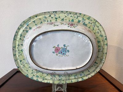 A large Chinese Canton enamel basin with garlands decorated with male heads, Qianlong — 照片 3