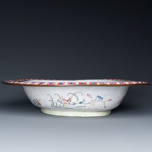 A large Chinese Canton enamel basin with garlands decorated with male heads, Qianlong — 照片 9