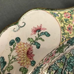 A large Chinese Canton enamel charger with figures in a garden, Yongzheng — photo 12