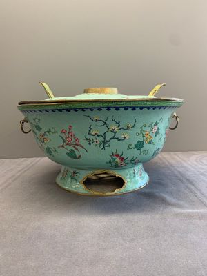 A large Chinese Canton enamel green-ground hot pot with floral design, 18th C. — foto 1