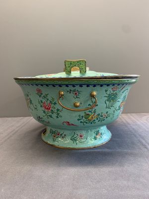 A large Chinese Canton enamel green-ground hot pot with floral design, 18th C. — foto 2
