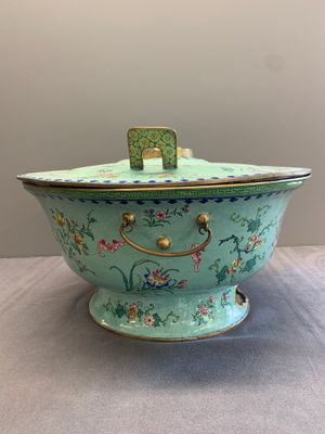 A large Chinese Canton enamel green-ground hot pot with floral design, 18th C. — foto 4
