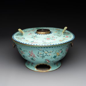 A large Chinese Canton enamel green-ground hot pot with floral design, 18th C. — foto 1