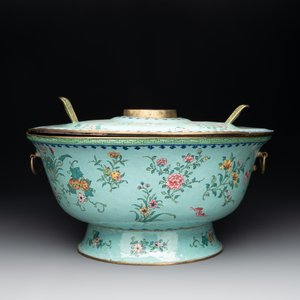 A large Chinese Canton enamel green-ground hot pot with floral design, 18th C. — foto 4