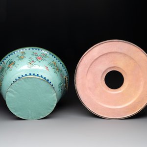 A large Chinese Canton enamel green-ground hot pot with floral design, 18th C. — foto 7