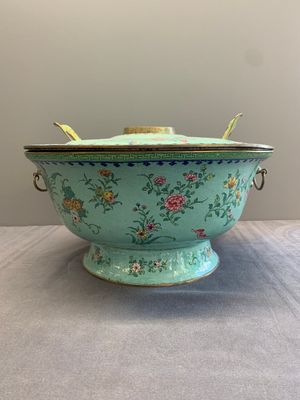 A large Chinese Canton enamel green-ground hot pot with floral design, 18th C. — photo 3