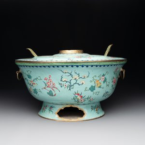 A large Chinese Canton enamel green-ground hot pot with floral design, 18th C. — photo 2