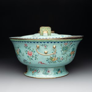 A large Chinese Canton enamel green-ground hot pot with floral design, 18th C. — photo 3