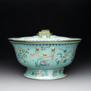 A large Chinese Canton enamel green-ground hot pot with floral design, 18th C. — photo 5