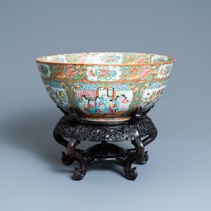 A large Chinese Canton famille rose bowl on wooden stand, 19th C. — photo 1