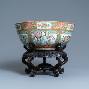 A large Chinese Canton famille rose bowl on wooden stand, 19th C. — photo 2