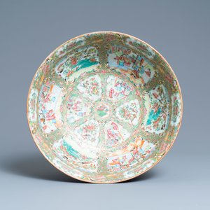 A large Chinese Canton famille rose bowl on wooden stand, 19th C. — photo 7
