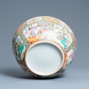 A large Chinese Canton famille rose bowl on wooden stand, 19th C. — photo 8