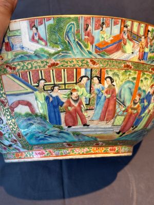 A large Chinese Canton famille rose bowl with a bronze stand, 19th C. — foto 11