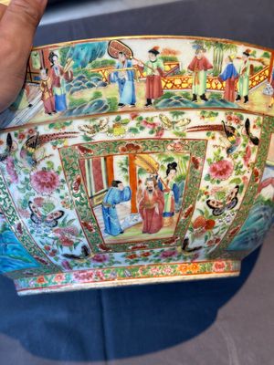 A large Chinese Canton famille rose bowl with a bronze stand, 19th C. — foto 12