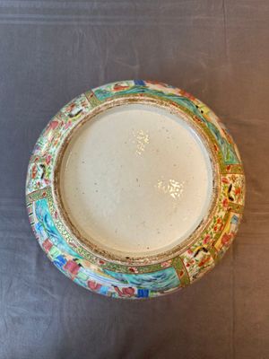 A large Chinese Canton famille rose bowl with a bronze stand, 19th C. — foto 15