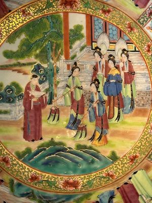 A large Chinese Canton famille rose bowl with a bronze stand, 19th C. — foto 3