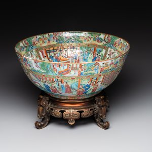 A large Chinese Canton famille rose bowl with a bronze stand, 19th C. — foto 1
