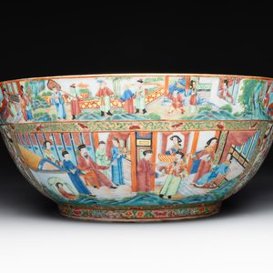 A large Chinese Canton famille rose bowl with a bronze stand, 19th C. — foto 3