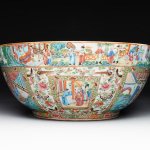 A large Chinese Canton famille rose bowl with a bronze stand, 19th C. — foto 4