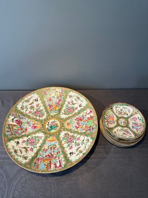A large Chinese Canton famille rose dish and eight plates, 19th C. — photo 1