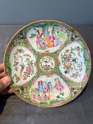 A large Chinese Canton famille rose dish and eight plates, 19th C. — photo 12